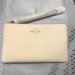 BRAND NEW COACH LG CORNER ZIP WRISTLET GOLD/CHALK